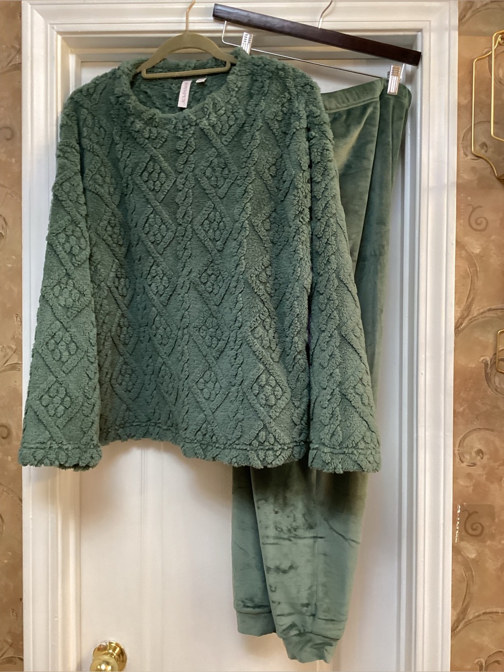 Women’s Plush Green Pajama Set - Cozy Sleepwear size L
